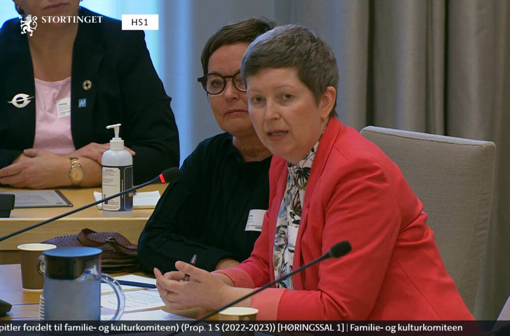 Ingrid Brattset, styreleder i Norsk jazzforum, og Kari Grete Jacobsen, daglig leder i Østnorsk jazzsenter, i budsjetthøring med familie- og kulturkomiteen på Stortinget. (skjermdump, Stortingets nett-TV)